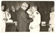 Cerimónia de condecoração do C/Almirante Sarmento Rodrigues com a medalha Vasco da Gama.